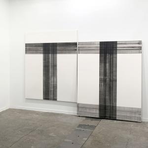 S/T (retablo blanco axis negro), 2018. Yeso estucado, acrílico sobre lino y dos piezas de pirita. 236 x 323 cm. AN-0048