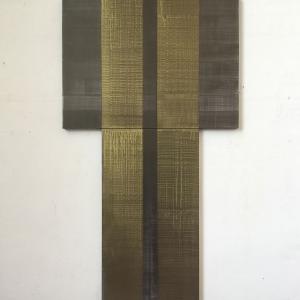 SIN TÍTULO (retablo oscuro, axis negro), 2018. Yeso estucado y acrílico sobre lino montado en tabla. 149 x 85 cm. AN-0058