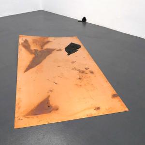 


ARAS II, 2019. Plancha de cobre, óxido y jirones de tinta de grabado con aguafuerte en su superficie. 200 x 100 x 10 cm. IH-0012


