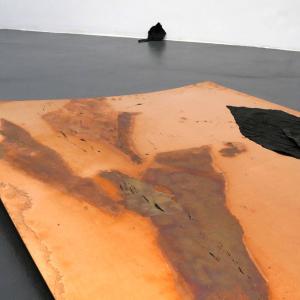 Detalle de ARAS II, 2019. Plancha de cobre, óxido y jirones de tinta de grabado con aguafuerte en su superficie. 200 x 100 x 10 cm. IH-0012