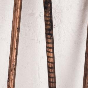 Detalle de BACULUM, 2018. Aguafuerte y tinta de grabado sobre tubos de cobre. 110,5 x 40 cm. IH-0006