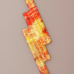 Redshift, 2025. Acero al carbono, policarbonato celular, m&aacute;quina de humo, focos RGB,&nbsp;electr&oacute;nica y software personalizado. 180 x 180 x 600 cm