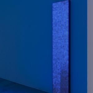 Granular, 2025.&nbsp;LED P10 32x16, acero al carbono, esmalte, electr&oacute;nica y software&nbsp;personalizado.&nbsp;160 x 32 cm