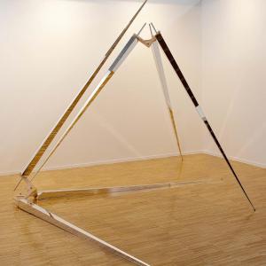 2xyz, 2012. Plexiglas, espejo, aluminio y madera. 310 x 310 x 310 cm. CM-0018