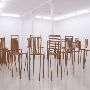 Jemaa el Fna, 2010. 23 sillas de iroko. 162 x 500 x 600 cm. JMG-0051