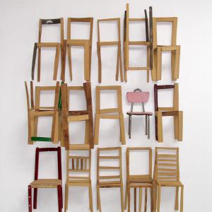 S/T, 2007. Instalación de 19 sillas de madera de iroco, madera y metal. 250 x 180 x 50 cm