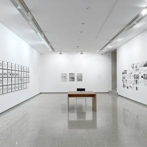 Vista de la exposición "Conceptual Andalusia (o el esfuerzo sin fin por entender mi condición filopátrico)", en la Sala Atín Aya. Sevilla, España. Junio - septiembre de 2023