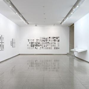 Vista de la exposición "Conceptual Andalusia (o el esfuerzo sin fin por entender mi condición filopátrico)", en la Sala Atín Aya. Sevilla, España. Junio - septiembre de 2023