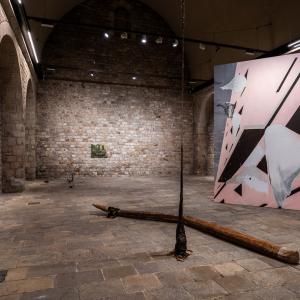 Vista de la exposición FAULA RODONDA. SOLS I EMBOGITS; ENTRE LA PRECISIÓ TOTAL I UNA CANÇÓ DE SAU, en La Capella, Barcelona, 2020.