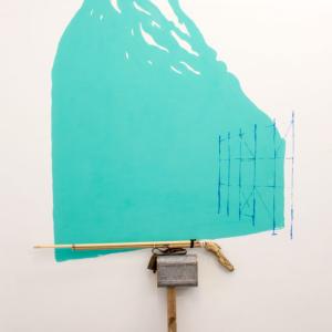ASHES FOR THE BANDIT, 2014. Acrílico y tinta sobre la pared, madera, cartón, palos, hojalata y cencerro. 240 x 150 x 40 cm
