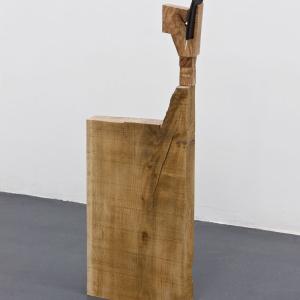 S/T, 2015. Madera y piel. 91 x 32.5 x 8.5 cm