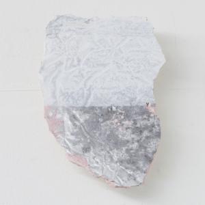 Adriano Amaral. SEM TÍTULO, 2015. Yeso, papel de aluminio, tinta y pigmentos. 30 x 14 x 5 cm