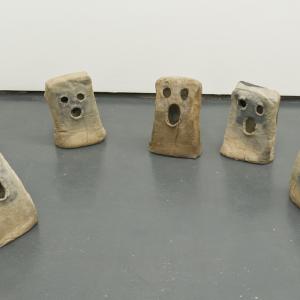 TENDING TO A SILENT CHOIR, 2014. Cerámica. Políptico: 32 x 22 x 12 cm; 32 x 22 x 12 cm; 31 x 21 x 17 cm; 30 x 21 x 11 cm; 32 x 22 x 11 cm.