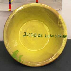 Fernando Renes. JUEGO DE LUNA Y ARENA, 2015. Lebrillo esmaltado. 14 cm x 45 cm de diámetro.