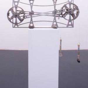 PROTOTIPO 5, 2009 - 2016. Acero, cuerda y dinamótero. 132 x 101.5 x 21.5 cm