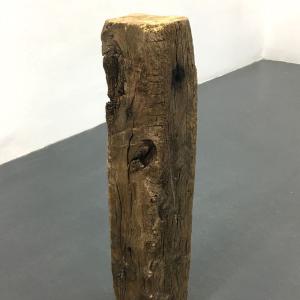 Jacobo Castellano. SIN TÍTULO, 2012. Madera, metal y pan de oro. 58 x 10.5 x 11 cm