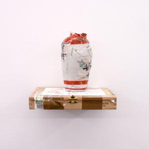 CASPER WESTRIK, 2016. Jarrón chino y caja de puros. 16 x 10 cm; 3 x 17 x 21 cm 
 