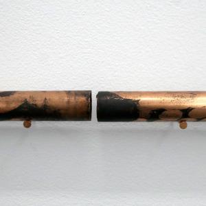 Detalle de MANUS PLENAS, 2018. Aguafuerte y tinta de grabado sobre tubos de cobre. 300 x 2 cm. IH-0007