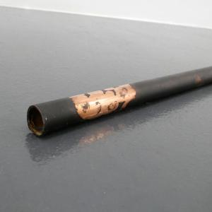 


VESTIGE, 2019. Aguafuerte y tinta de grabado sobre tubo de cobre. 45 x 2 cm. IH-0008


