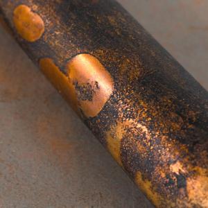 Detalle de VESTIGE, 2019. Aguafuerte y tinta de grabado sobre tubo de cobre. 2 cm Ø x 45 cm. IH-0008