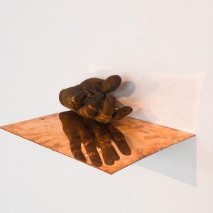 


AERIS KINTSUGI I, 2019. Cemento, barniz de grabar, hojas de cobre y planchas de cobre con huellas y óxido. 25 x 17 x 6 cm. IH-0009



