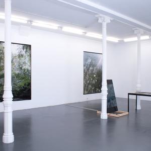 Vista de la exposición “Il Giardino era così bello che lei ebbe paura dell’Inferno”, en F2 Galería. Junio-julio 2022