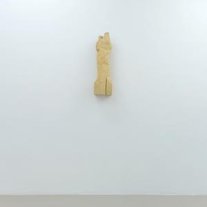 Plan B, 2024. Talla de madera de tilo. 87 x 24.5 x 20.5 cm. CM-0030