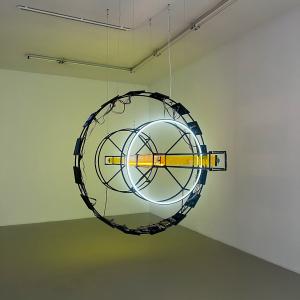 Orbital, 2026.&nbsp;Acero al carbono, metacrilato, policarbonato celular, LED P3, electr&oacute;nica y software personalizado. 165 x 165 x 300 cm. CV-0021