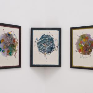 Three little students, 2025.&nbsp;T&eacute;cnica mixta sobre papel. Tr&iacute;ptico (3): 36 x 27 cm c/u. JH-0170