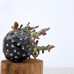 Man of war, 2025.&nbsp;Cer&aacute;mica. 26 x 33 x 42 cm. JH-0175