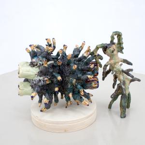 S/T, 2025. Cer&aacute;mica. 36 x 34 x 53 cm. JH-0176