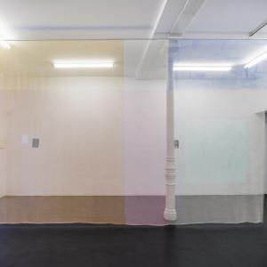 Julius Heineman. Cuarto moderno (Madrid), 2021. Malla texil, barras de aluminio, hilo de nylon, acrílico y spray. 325 x 725 cm. JHE - 0001