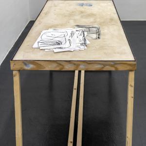 Diego Delas & Julius Heinemann. Miraflores (una mesa), 2021. Madera, escayola, tinta, resina y 31 dibujos de grafito sobre papel. 77 x 142 x 72cm. DH - 0001